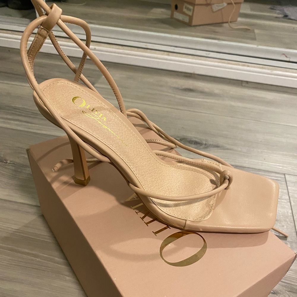 NUDE ANKLE STRAP HEELS SZ 8